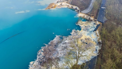 Straßenabbruch (Foto: Christoph Reichwein/dpa)