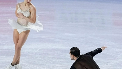 Minerva Hase (l) und Nikita Wolodin liegen bei der deutschen Meisterschaft in Oberstdorf nach dem Kurzprogramm in Führung. (Foto: Laurent Cipriani/AP/dpa)