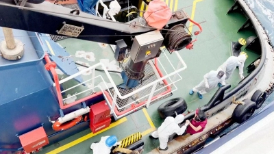 Gesundheitspersonal kam am Dienstag an Bord des unter niederländischer Flagge fahrenden Schiffes. (Foto: Qasem Elhato/AP/dpa)