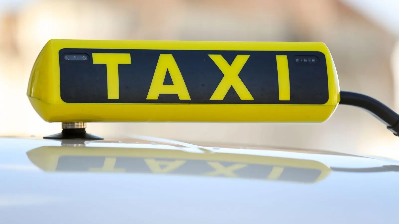 Ein Taxischild an einem Wagen. (Foto: Jan Woitas/dpa-Zentralbild/dpa)