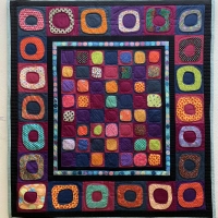 „Punkt für Punkt” – ein Quilt von Bernadette Mayr in intensiven Farben. (Foto: Roland Rumpf)
