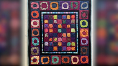 „Punkt für Punkt” – ein Quilt von Bernadette Mayr in intensiven Farben. (Foto: Roland Rumpf)