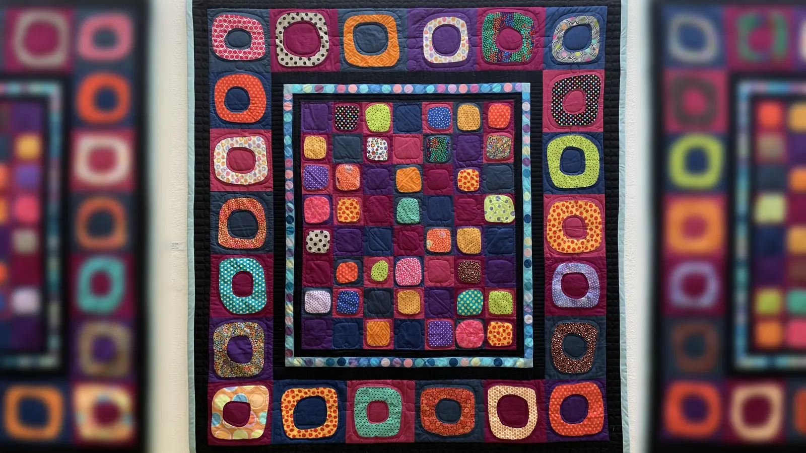 „Punkt für Punkt” – ein Quilt von Bernadette Mayr in intensiven Farben. (Foto: Roland Rumpf)