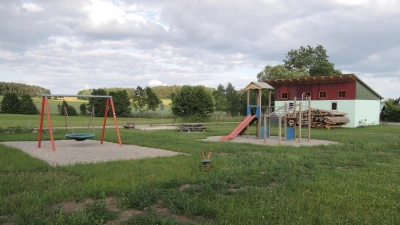 Der Spielplatz in Sickersdorf mit den neu arrangierten Geräten. Das Areal befindet sich im Eigentum des bisherigen dritten Bürgermeisters der Stadt Herrieden, Johann Heller. (Foto: Peter Zumach)
