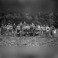 Mitglieder des Ansbacher Radsportvereins vor rund 100 Jahren: Natürlich nimmt der Verein am großen Sportfest des Stadtverbands für Leibesübungen Mitte Juni 1926 teil. (Repro: Alexander Biernoth)