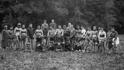 Mitglieder des Ansbacher Radsportvereins vor rund 100 Jahren: Natürlich nimmt der Verein am großen Sportfest des Stadtverbands für Leibesübungen Mitte Juni 1926 teil. (Repro: Alexander Biernoth)