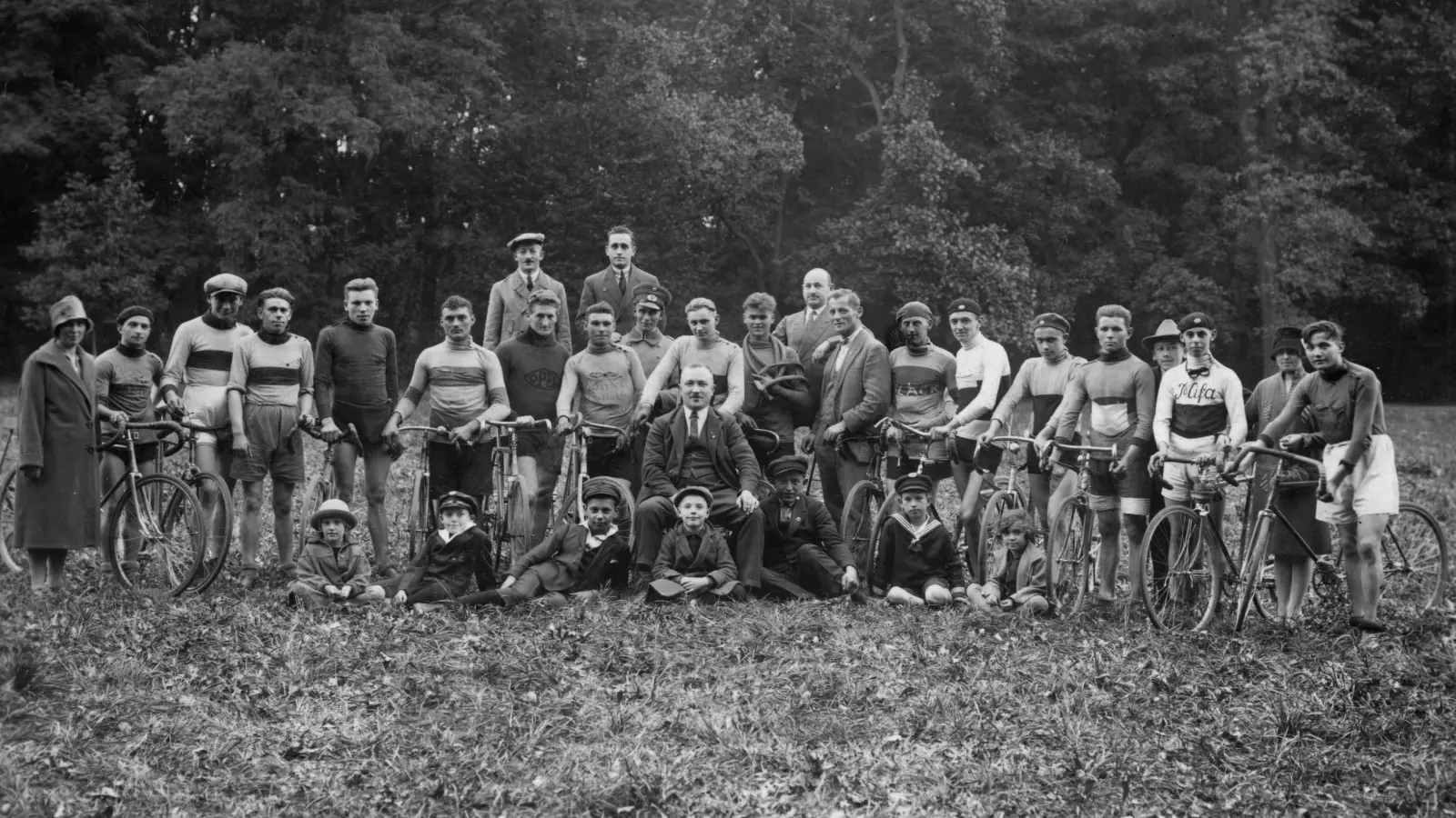 Mitglieder des Ansbacher Radsportvereins vor rund 100 Jahren: Natürlich nimmt der Verein am großen Sportfest des Stadtverbands für Leibesübungen Mitte Juni 1926 teil. (Repro: Alexander Biernoth)