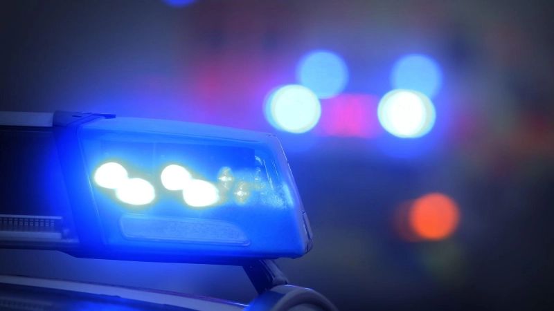 In der Innenstadt von Ansbach ist es in einer Nacht zu gleich zwei Schlägereien gekommen, zu denen die Polizei ermittelt. (Symbolbild: Karl-Josef Hildenbrand/dpa)