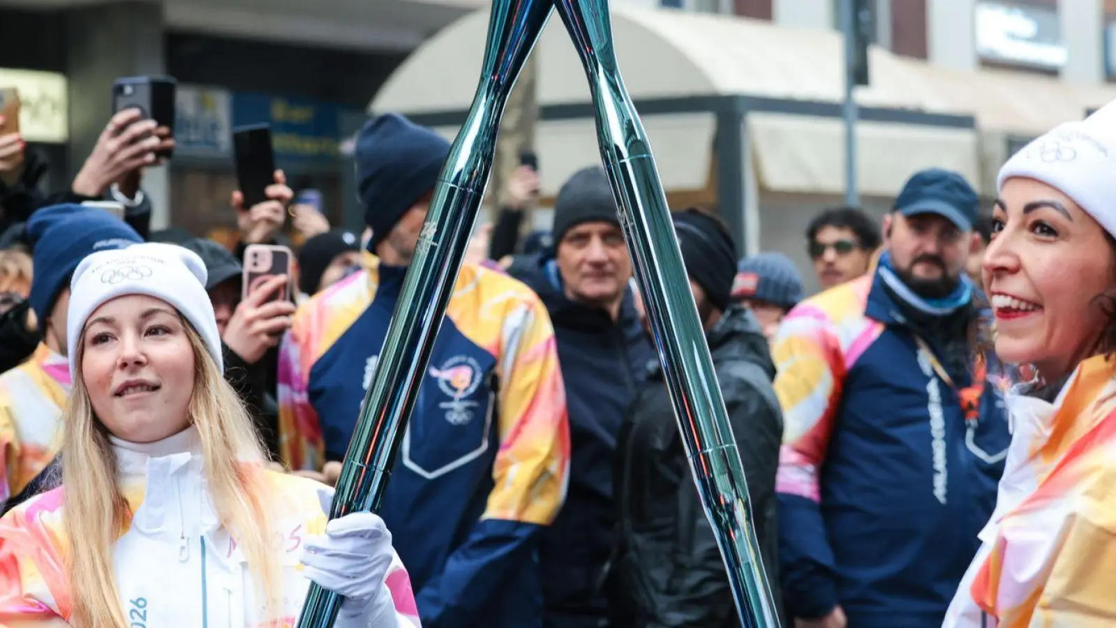 Olympische Winterspiele: Athletinnen beim Fackellauf mit der Flamme in Cortina D'ampezzo. (Foto: Luciano Maria Bisi/LiveMedia-IPA/ZUMA Press Wire/dpa)