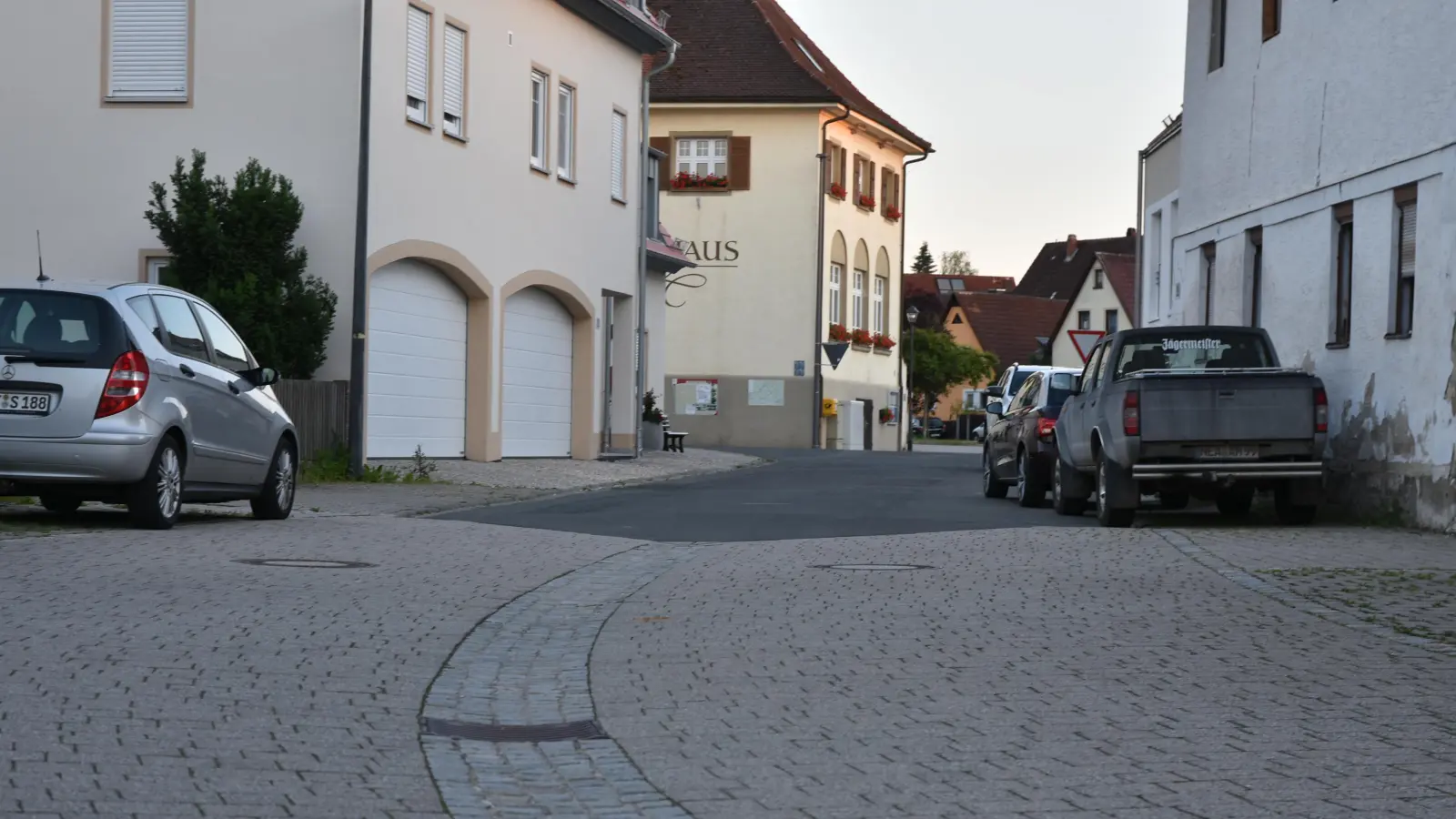Die Hauptstraße in Langenfeld ist sauber – hier ein Blick zum Rathaus. An verschiedenen Stellen im Ort gibt es bezüglich der Reinigungspflicht aber noch Regelungsbedarf, wurde am Ratstisch festgestellt. (Archivbild: Anita Dlugoß)