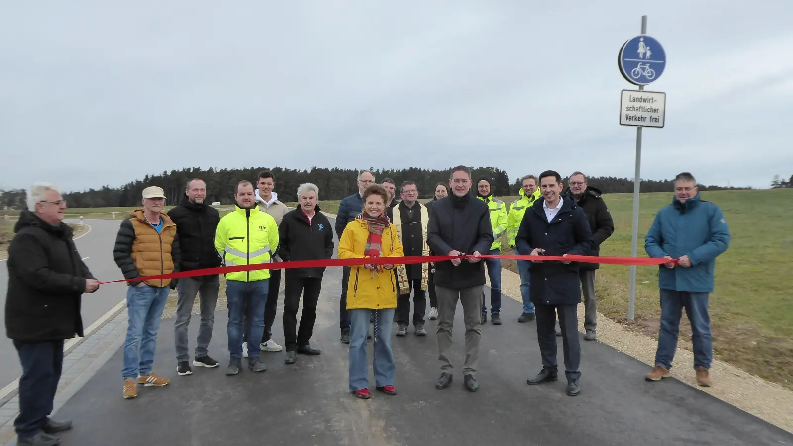 Durchschnitten das Band und gaben damit den Radweg von Sachsbach nach Lammelbach offiziell frei (von links): Herriedens Bürgermeisterin Dorina Jechnerer, Landrat Dr. Jürgen Ludwig und Bechhofens Bürgermeister Sven Waidmann. (Foto: Walter Oberhäußer)