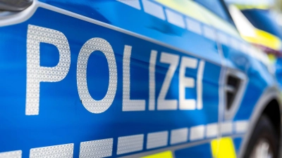 Bis in die Nacht dauerten die aufwendigen Reinigungsarbeiten an der A96. (Symbolbild) (Foto: David Inderlied/dpa)