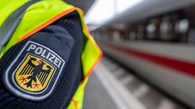 Am Bahnhof in Donauwörth kam es nach dem Rauswurf eines Schwarzfahrers zu einem rassistisch motivierten Übergriff auf einen unbeteiligten Reisenden. (Symbolbild) (Foto: Patrick Seeger/dpa)