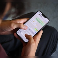 Muss jeder im Chat meine Telefonnummer kennen? - Wahrscheinlich nicht. Auch deshalb führt WhatsApp nun Benutzernamen ein. (Foto: Karl-Josef Hildenbrand/dpa/dpa-tmn)