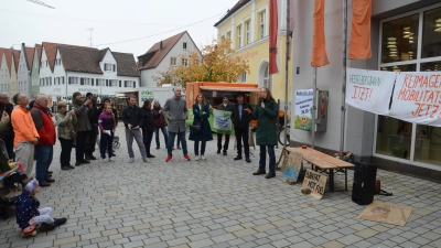 Die Reaktivierung des Schienenpersonennahverkehrs in der Region haben die Rednerinnen und Redner bei einer etwa einstündigen Veranstaltung in Nördlingens Innenstadt gefordert. Dabei bezeichnete es Grünen-Landtags- abgeordnete Eva Lettenbauer (rechts mit Mikrofon) als Skandal, dass die Hesselbergbahn als „Sackgasse“ be- trieben wird. (Foto: Peter Tippl)