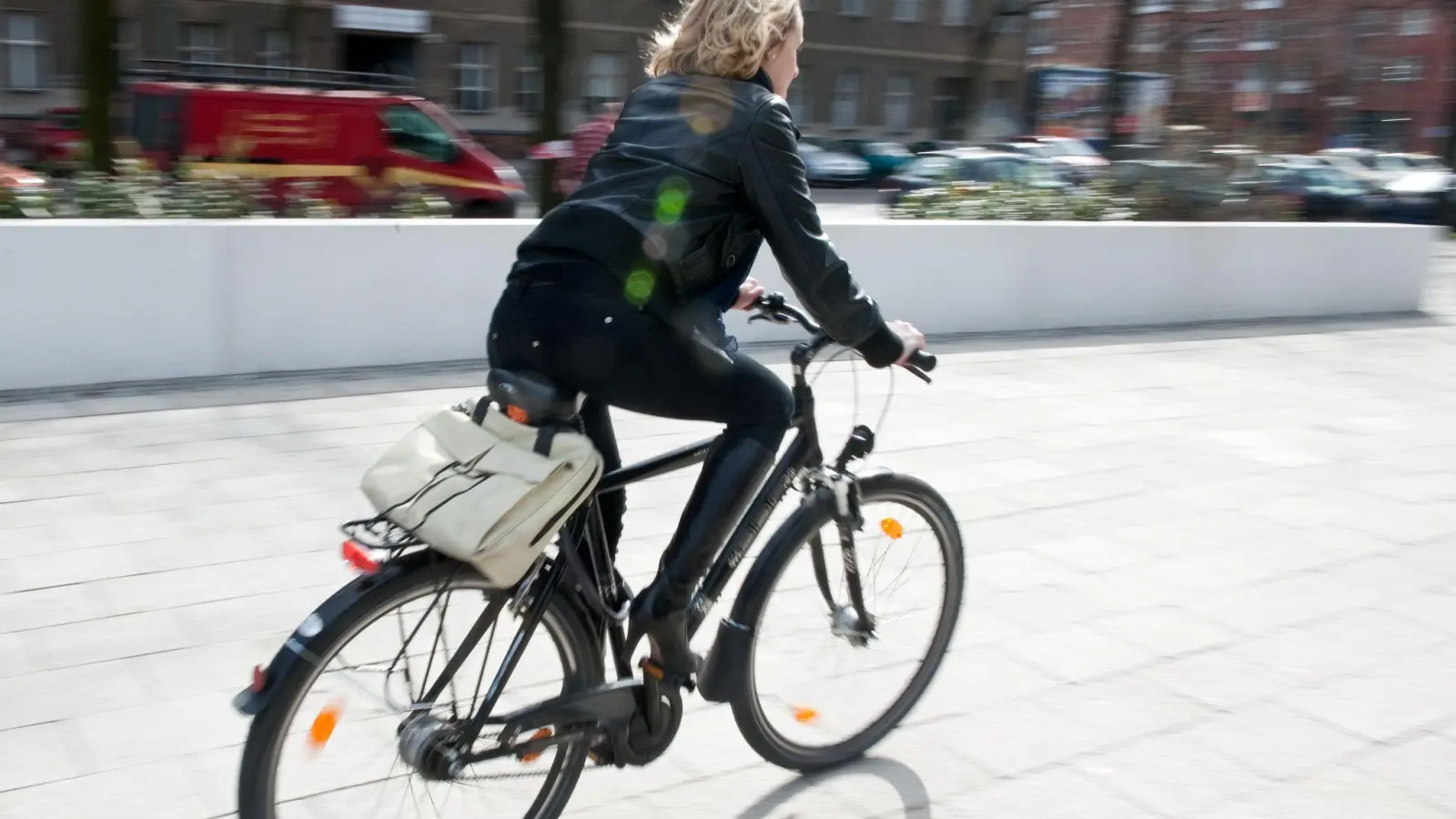 Fahrrad oder Auto? Arbeitgeber können in der Regel nicht vorschreiben, mit welchem Verkehrsmittel Beschäftigte von ihrem Wohnsitz zur Arbeit kommen sollen. (Foto: Andrea Warnecke/dpa-tmn)