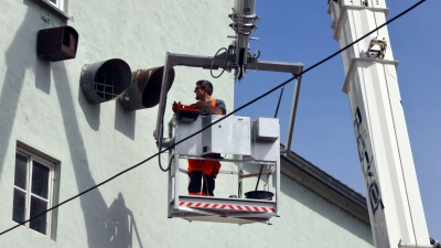 Bauhof-Mitarbeiter Stefan Hack ist der Meister der Lüfte. In schwindelerregender Höhe bringt er einen Falkenkasten an. (Foto: Johannes Zimmermann)