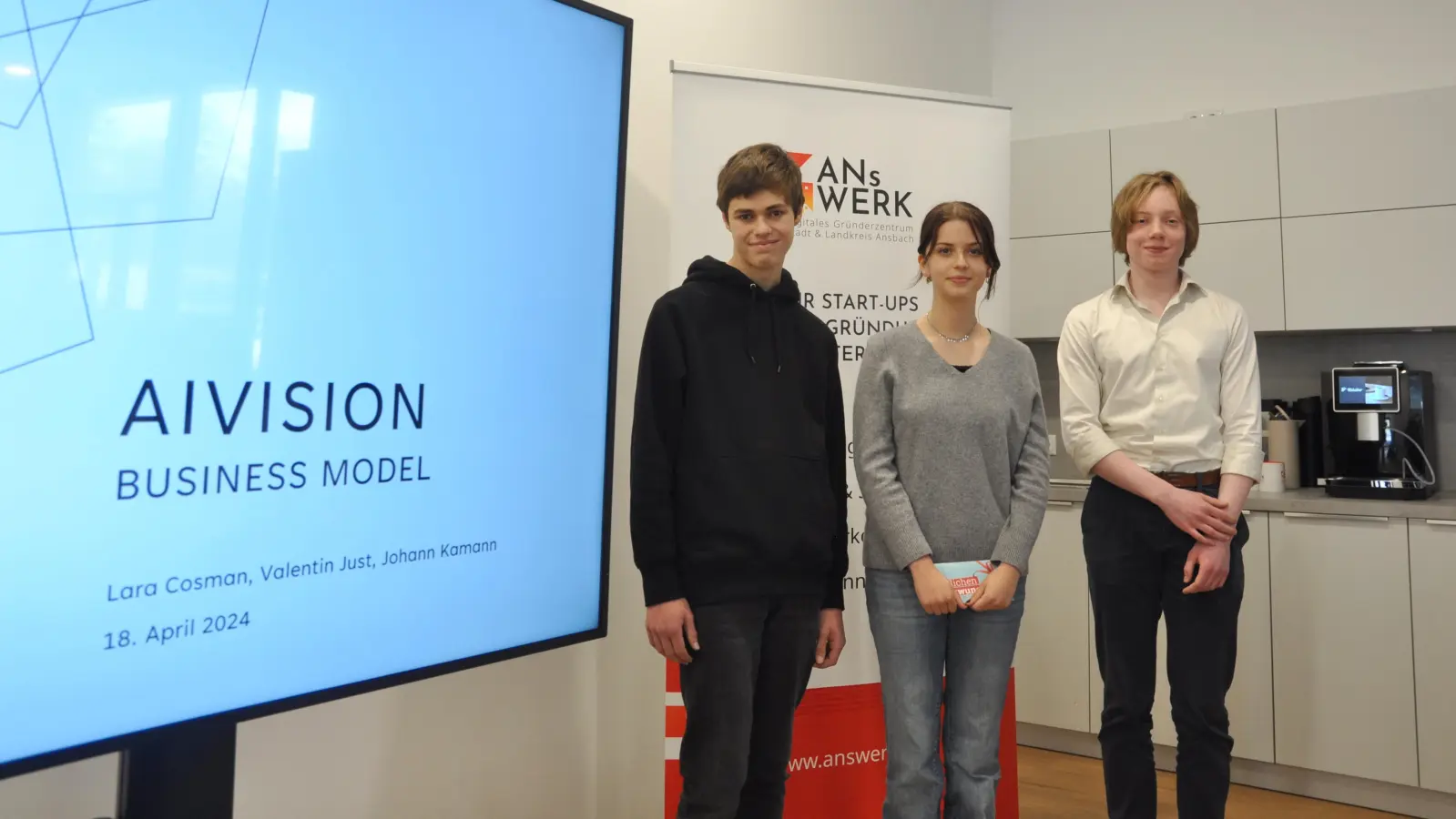 Valentin Just, Lara Cosman und Johann Kamann (von links) haben mit ihrer Gründungsidee die Jury begeistert. (Foto: Jonas Volland)