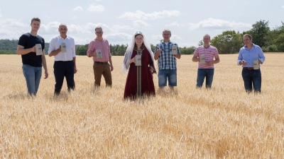 Die vollreife Braugerste wurde Mitte Juli begutachtet und zwar von (von links): Braumeister Jannick Schwemmer, Brauereiinhaber Georg Hofmann, Braumeister Peter Köhler, Kaiserin Kunigunde vom Osing (Tatjana Feindert), Günther Guckenberger, Thomas Kretschmer und BBV-Kreisobmann Jürgen Dierauff. (Foto: Aaron Kleider)