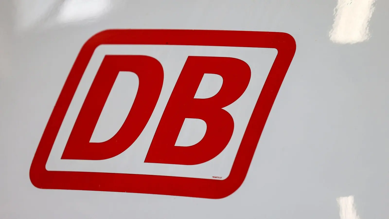 Der Zug überrollte den Einkaufswagen auf den Gleisen mit 140 km/h. (Symbolbild) (Foto: Oliver Berg/dpa)