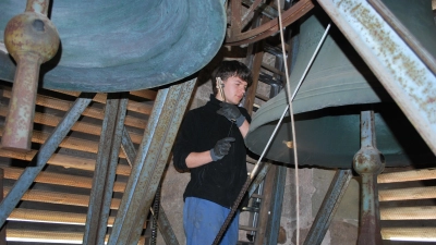 Mit unterschiedlichen Stimmgabeln notiert Ben Schröder, angehender Glockensachverständiger und Student für Denkmalpflege, den Klang der Kirchenglocken in Unterlaimbach. (Foto: Astrid Pirner)