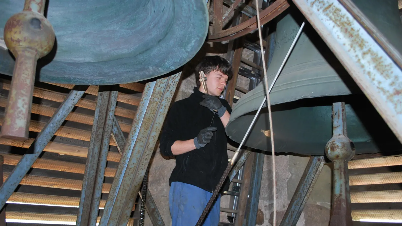 Mit unterschiedlichen Stimmgabeln notiert Ben Schröder, angehender Glockensachverständiger und Student für Denkmalpflege, den Klang der Kirchenglocken in Unterlaimbach. (Foto: Astrid Pirner)