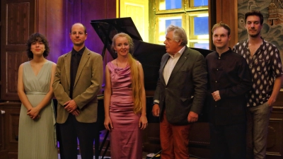 Constantin Fürst zu Hohenlohe-Schillingsfürst (Dritter von rechts) verabschiedete am Ende des siebten Liszt-Festivals den Meisterkurs (von links): Ildikó Rozsonits, Professor Michael Davidov, Viktoria Hirschhuber, Giovanni Bertolazzi und Dominic Chamot. (Foto: Thomas Wirth)