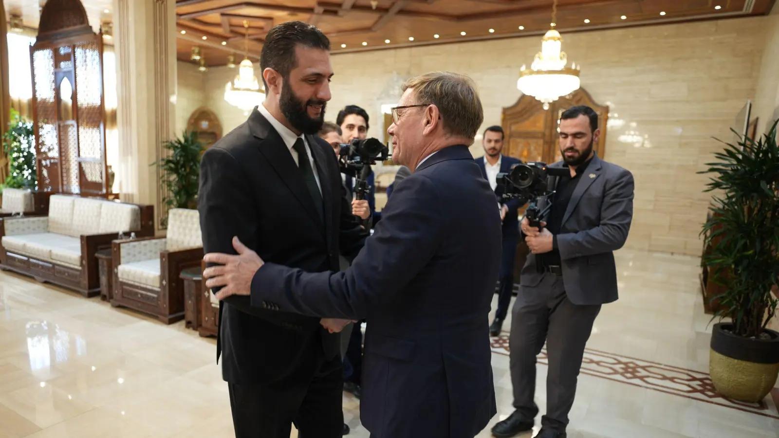 Im Oktober traf Außenminister Johann Wadephul (CDU) den syrischen Übergangspräsidenten, Ahmed al-Scharaa, in Damaskus. (Archivfoto) (Foto: Marcus Brandt/dpa)