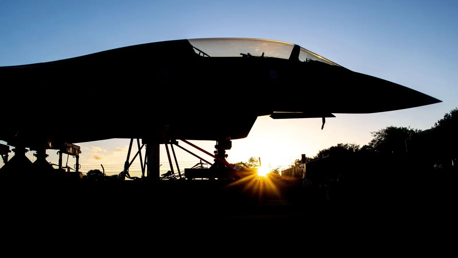 Ein Kampfflugzeug vom Typ Eurofighter Typhoon der Luftwaffe (Symbolbild). (Foto: Hauke-Christian Dittrich/dpa)