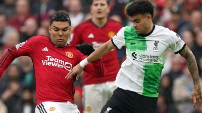 Luis Diaz (r) und der FC Liverpool trennten sich von Casemiro und Manchester United 2:2. (Foto: Martin Rickett/PA Wire/dpa)