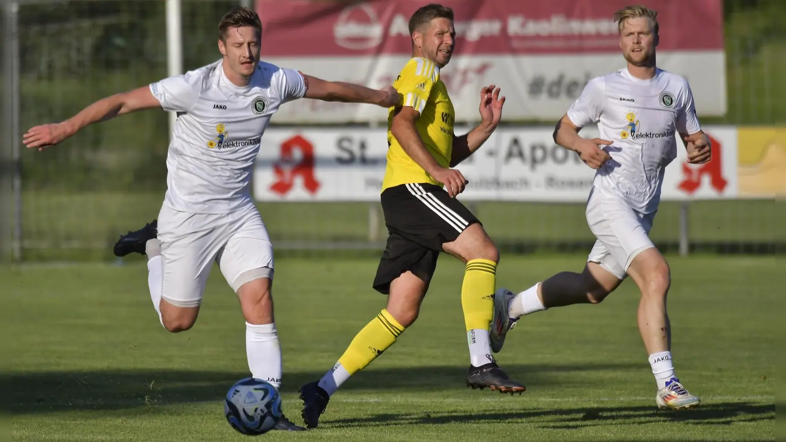 Die Hahnbacher Offensivbemühungen (in der Mitte Manuel Plach) waren gegen Ansbach (links Jonas Bayerlein, rechts Niklas Seefried) lange nicht von Erfolg gekrönt. (Foto: Hubert Ziegler)