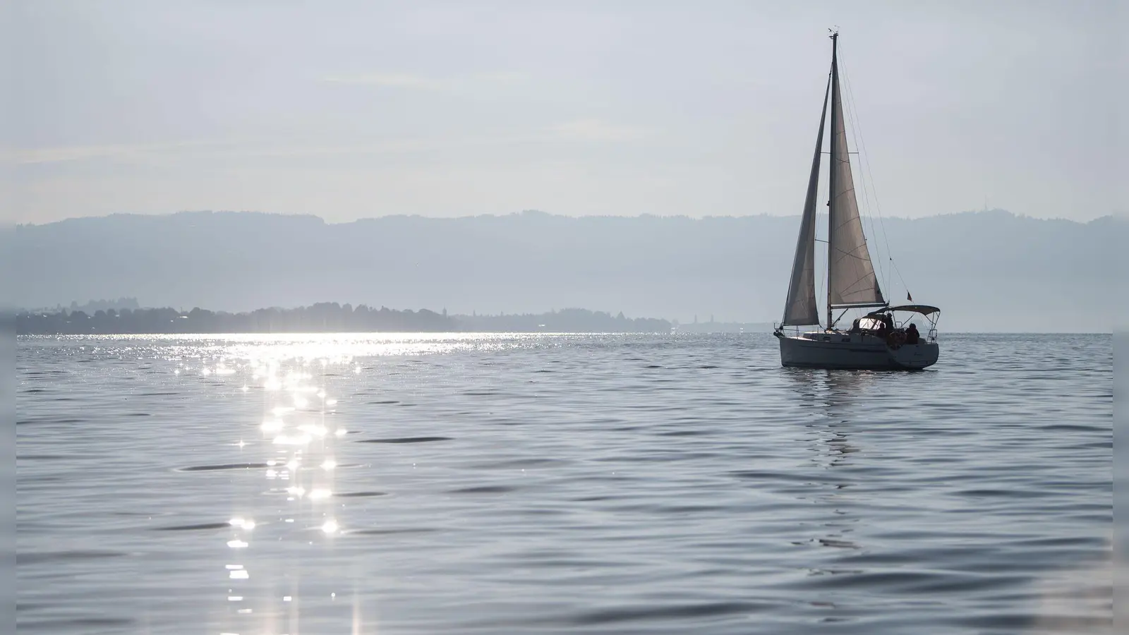 Eine Frau aus Deutschland starb, ihr Ehemann rettete sich mit einem Sprung ins Wasser. (Symbolbild) (Foto: Marijan Murat/dpa)