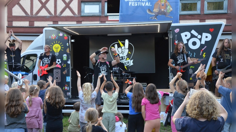 Auch bei der zweiten Ausgabe des Festivals for Kids in Dietenhofen war die Kinder-Rockband „KizzRock” zu Gast, die mit vielen Mitmachelementen für Schwung sorgte.  (Foto: Yvonne Neckermann)