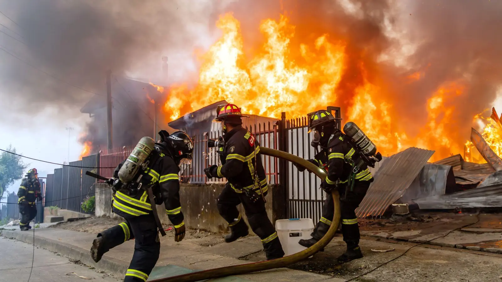 Über 250 Häuser wurden von den Feuern zerstört. (Foto: Javier Torres/AP/dpa)