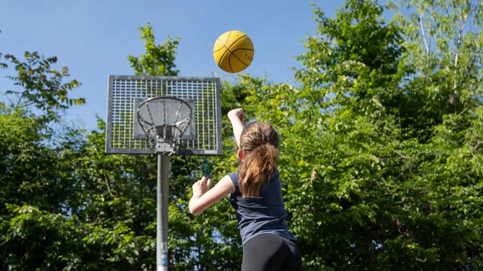 Ein analoger Lebensstil mit wenig Bildschirmzeit, viel Sport und Bewegung ist vorteilhaft für Kinder und Jugendliche mit ADHS. (Foto: Florian Schuh/dpa-tmn/dpa)