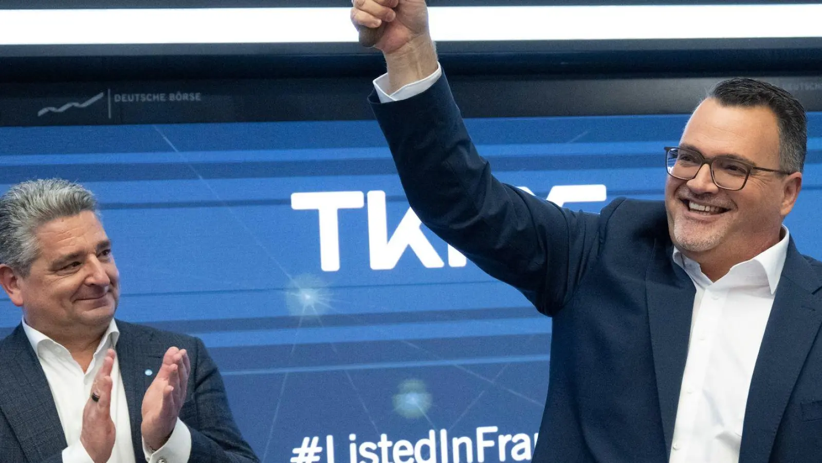 Nach der ersten Börsennotierung von TKMS wird die Glocke geschwungen. (Foto: Boris Roessler/dpa)