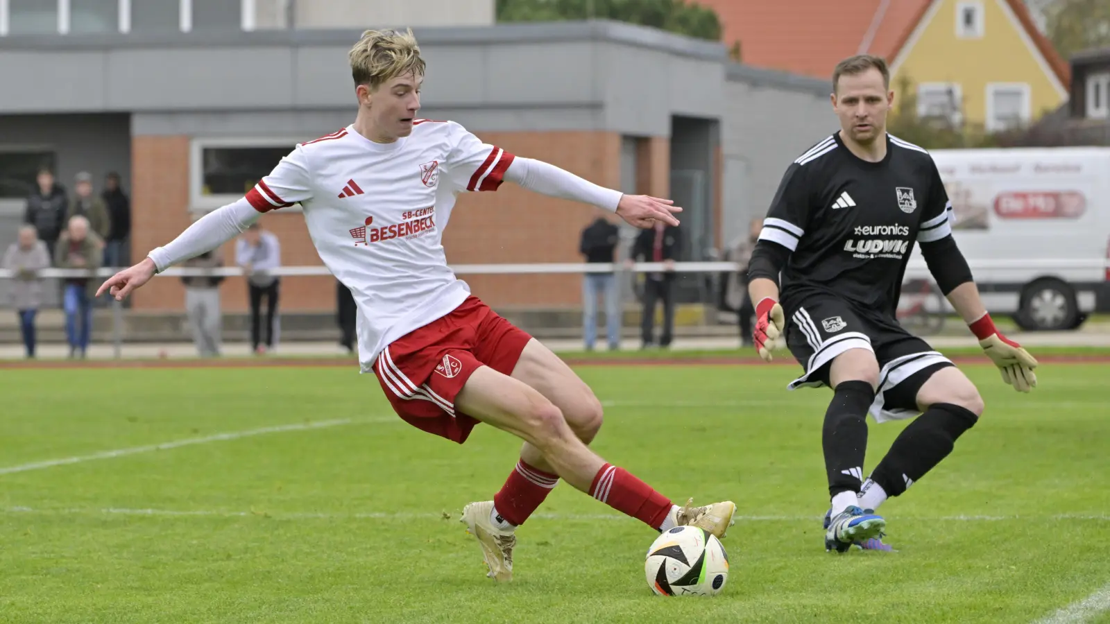Julius Schöniger (links, hier im Spiel gegen Windeck/Ebrach) hätte Neuendettelsau in Münchberg in Führung schießen können.  (Foto: Martin Rügner)