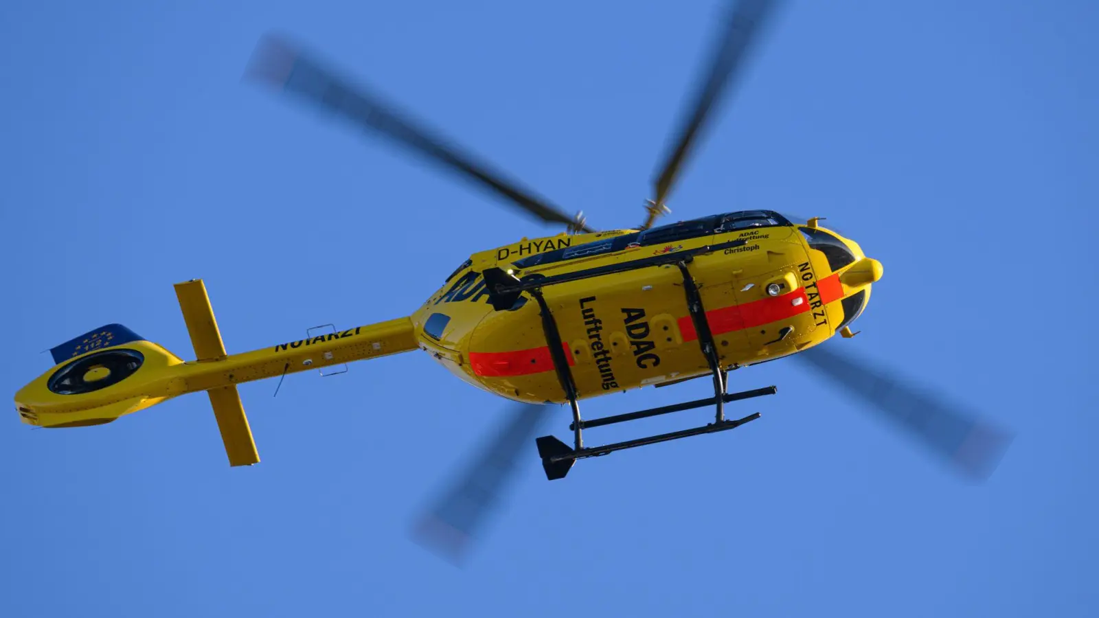 Bei einem Frontalzusammenstoß zweier Autos sind drei Menschen schwer und einer leicht verletzt worden. (Symbolbild) (Foto: Robert Michael/dpa)