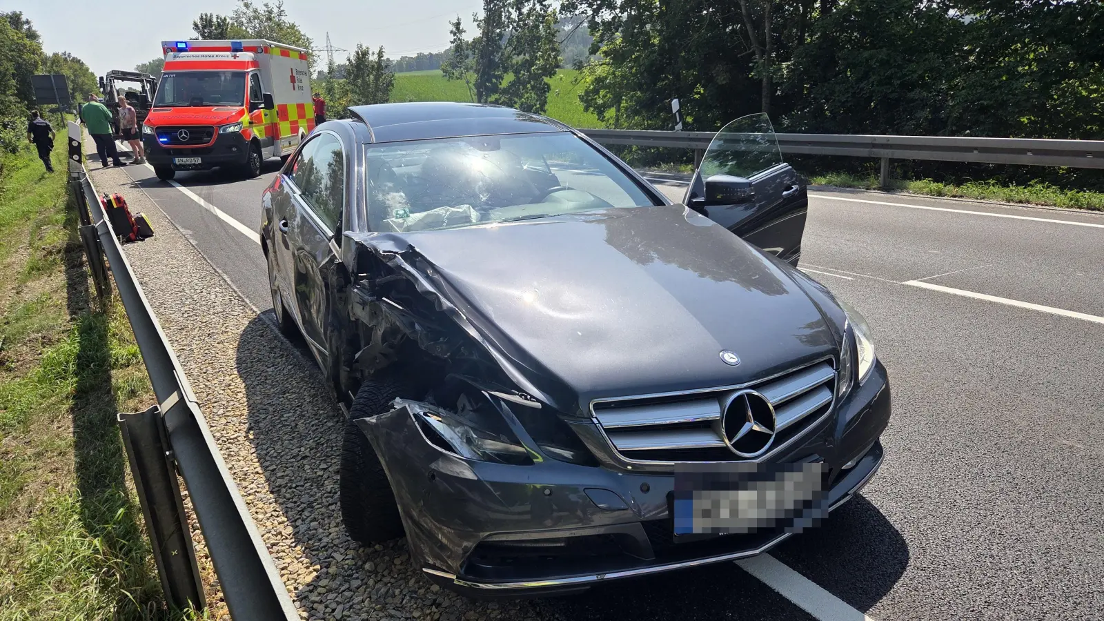 Der Mercedes wurde bei dem Zusammenstoß mit dem Traktor auf der B13 rechts beschädigt. (Foto: NEWS5/Thomas Haag)