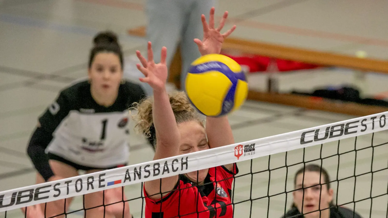 Auch auf Thea Jüttner (am Ball) muss der TSV Ansbach im Heimspiel gegen München verzichten. (Foto: Markus Zahn)