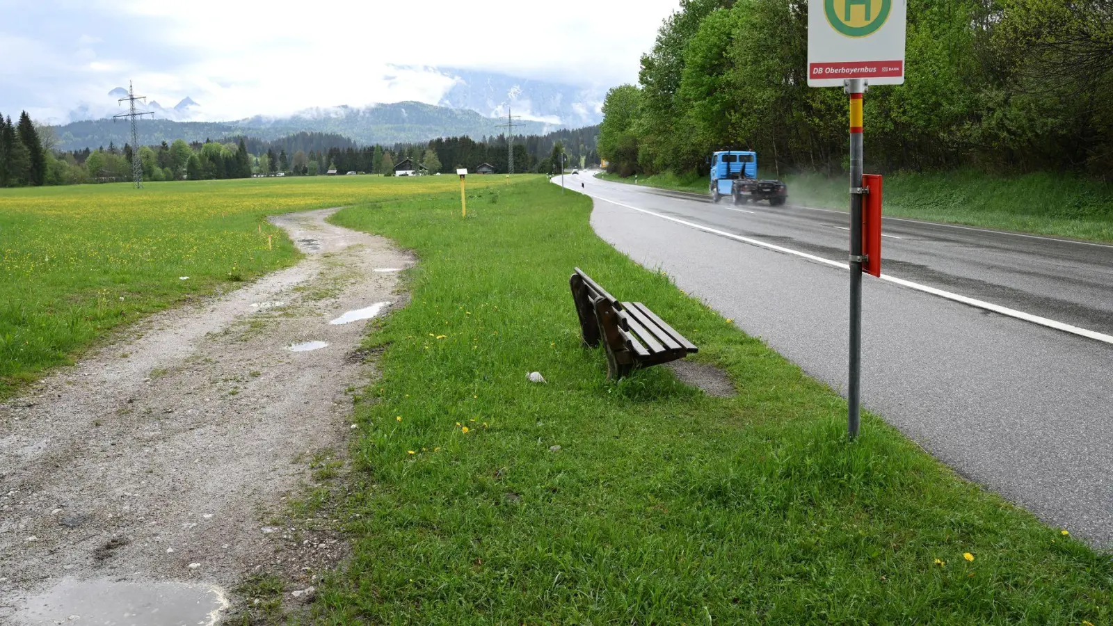 Gerade auf dem Land sind Busse eines der wichtigsten öffentlichen Verkehrsmittel. (Archivbild) (Foto: Angelika Warmuth//dpa)