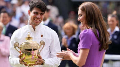 Carlos Alcaraz gewann nach den French Open auch Wimbledon und bekam den Siegerpokal von Prinzessin Kate. (Foto: Alberto Pezzali/AP)