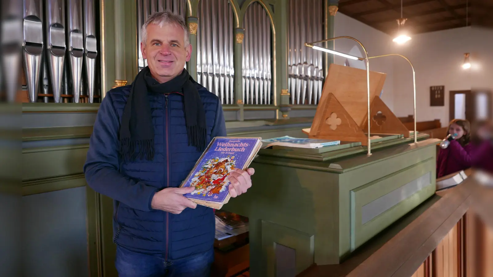 Bereits im November sucht Klaus Hoffmann die Stücke aus, die er zu Weihnachten in Oberampfrach spielen will. Am Heiligen Abend greift er zweimal in die Tasten der Orgel in der St.-Georg-Kirche. (Foto: Roman Kocholl)