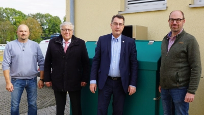 Bei der Inbetriebnahme des Kühlbehälters in Uffenheim (von links): der Leiter der Kläranlage Uffenheim Witali Franz, Landrat Helmut Weiß, Bürgermeister Wolfgang Lampe und der Vize-Vorsitzende des Jägervereins Uffenheim Armin Kamleiter. (Foto: Landratsamt/Gerd Seemann)