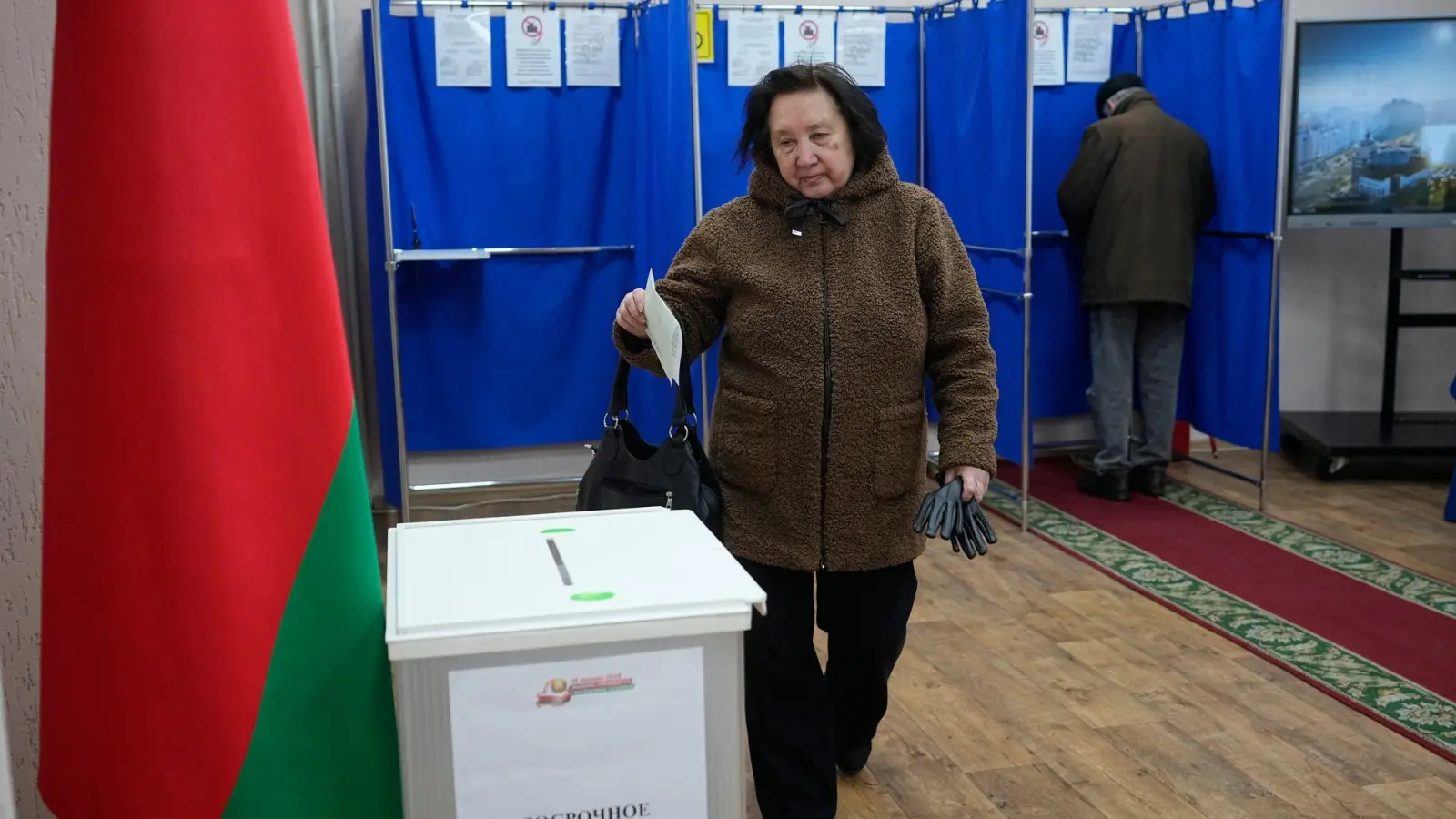 Schon vor dem eigentlichen Wahltag soll fast die Hälfte der Bevölkerung abgestimmt haben.  (Foto: Pavel Bednyakov/AP/dpa)