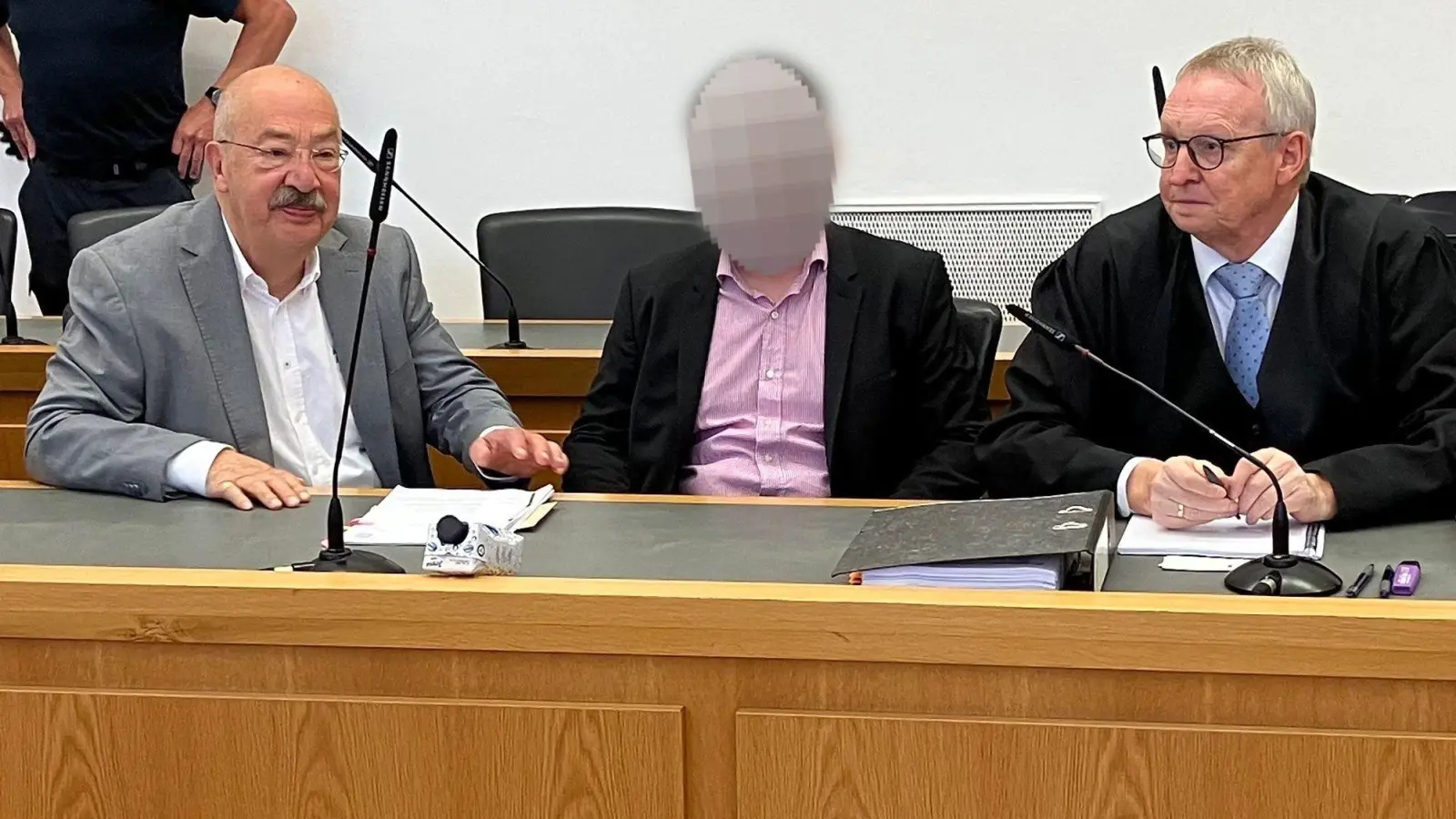Die Staatsanwaltschaft legt dem Angeklagten versuchten heimtückischen Mord, gefährliche Körperverletzung sowie einen Verstoß gegen das Waffengesetz zur Last.   (Foto: Fotoreport-DB/dpa)
