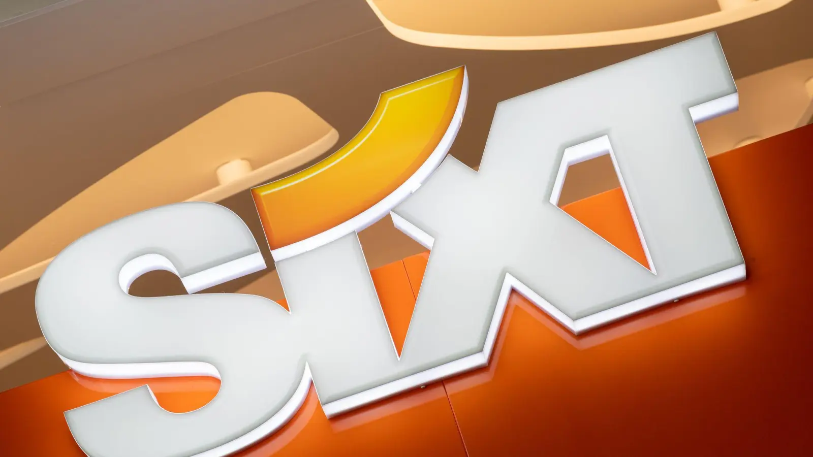 Der Autovermieter Sixt legt kräftig zu. (Archivbild) (Foto: Peter Kneffel/dpa)