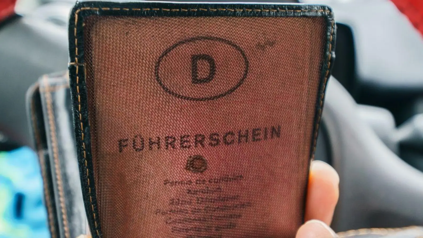 Bis 2033 müssen Millionen der älteren „rosa Führerscheine“ umgetauscht werden. Für die Geburtenjahrgänge 1965 bis 1970 endet die Frist am Freitag (19. Januar 2024). (Foto: Andreas Arnold/dpa/dpa-tmn)