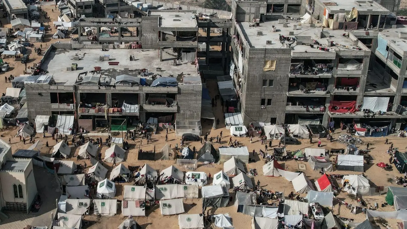 Ein Luftbild zeigt vertriebene Palästinenser in Rafah. Nach den Worten eines ranghohen Ministers wird Israels Armee die geplante Militäroffensive durchführen, selbst wenn dies zu einem Zerwürfnis mit den USA führt. (Foto: Mohammed Talatene/dpa)