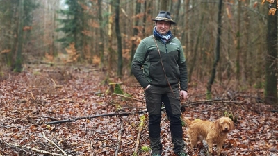 Florian Vogel ist mit seinem Hund Merlin in den Wald bei Wachsenberg zurückgekehrt. Im Hintergrund stehen Buchen, die er Ende der 90er Jahre gepflanzt hat. (Foto: Daniela Ramsauer)